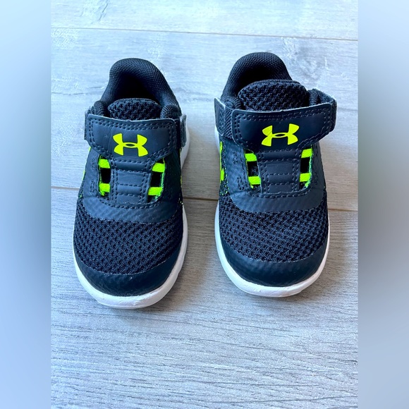 Under Armour sneakers (boys) Size 5 - Picture 1 of 6